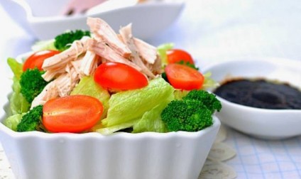Salad thịt gà – súp lơ