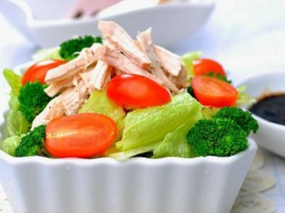 Salad thịt gà – súp lơ