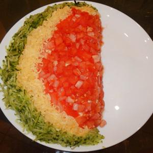 Cách làm salad thịt gà hình dưa hấu