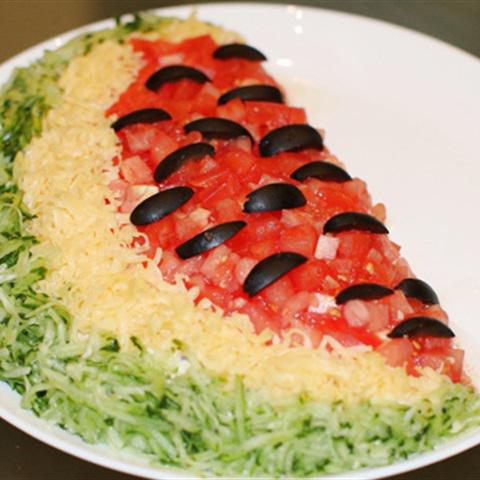 Cách làm salad thịt gà hình dưa hấu