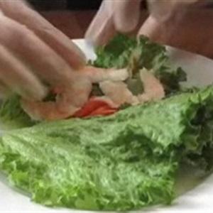 Cách làm salad tôm cuộn