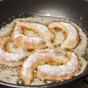 Cách làm salad tôm mix hoa quả