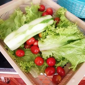 Cách làm salad tôm thịt xông khói