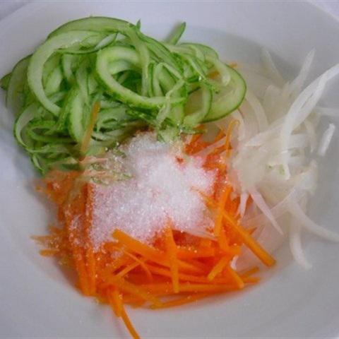 Cách làm salad tôm trộn bông so đũa