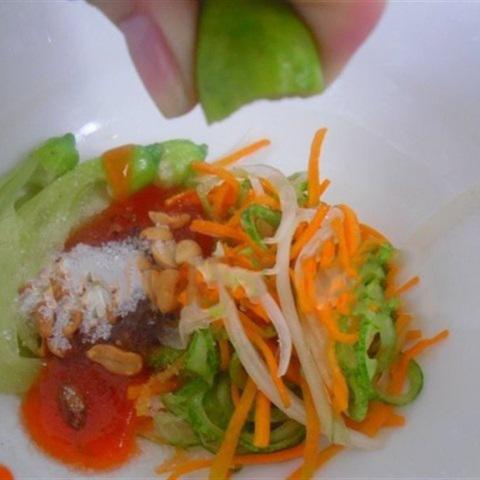 Cách làm salad tôm trộn bông so đũa