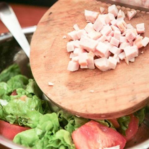Cách làm salad trộn rượu vang