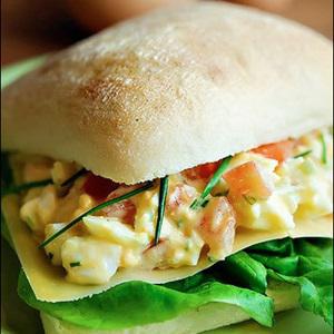 Cách làm salad trứng kẹp bánh mì