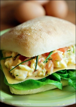 Salad trứng kẹp bánh mỳ cho ngày năng động