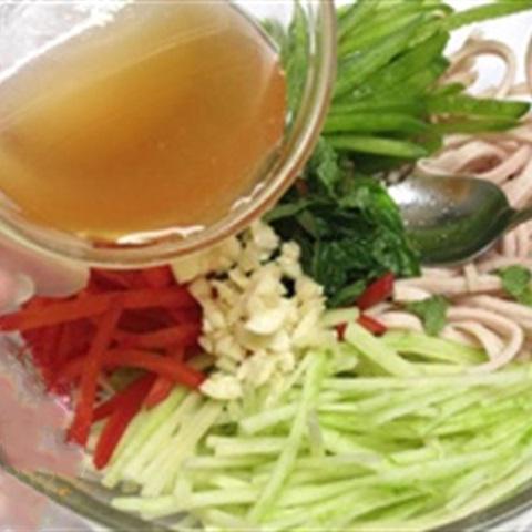 Cách làm salad từ vỏ dưa hấu