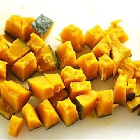 Cách làm salad và sandwich bí đỏ