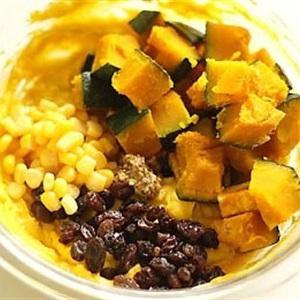 Cách làm salad và sandwich bí đỏ