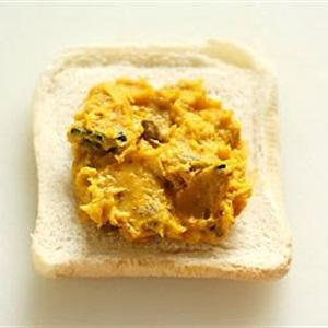 Cách làm salad và sandwich bí đỏ