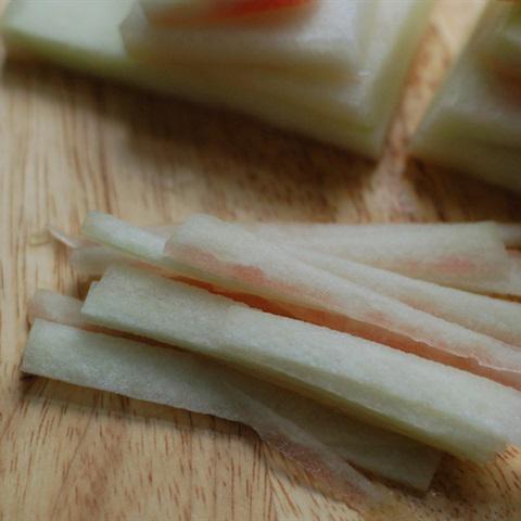 Cách làm salad vỏ dưa hấu
