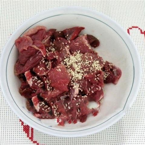 Cách làm salad xà lách thịt bò