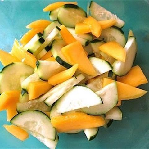 Cách làm salad xoài trộn dưa leo