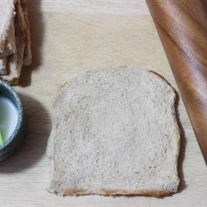 Cách làm sandwich cuộn phô mai chiên giòn
