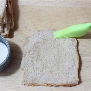 Cách làm sandwich cuộn phô mai chiên giòn