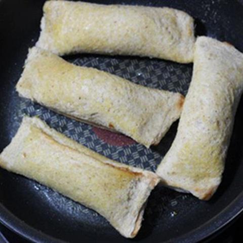 Cách làm sandwich cuộn phô mai chiên giòn