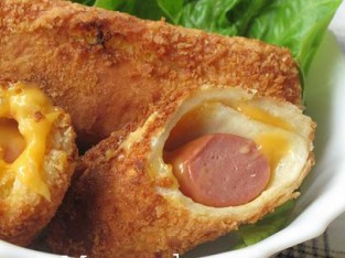 Sandwich cuộn xúc xích chiên xù