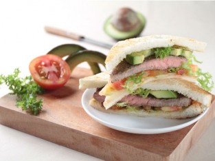 Sandwich thịt bò trái bơ