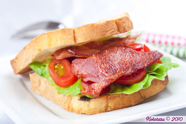 Sandwich thịt xông khói