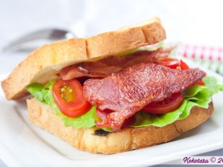 Sandwich thịt xông khói