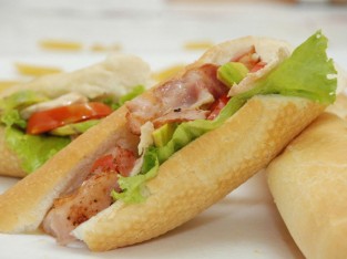 Sandwich trái bơ thịt xông khói