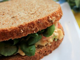 Sandwich xà lách trứng
