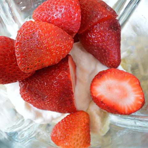 Cách làm sinh tố chuối dâu tây