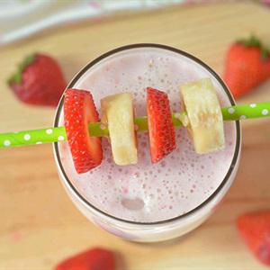 Cách làm sinh tố chuối dâu tây