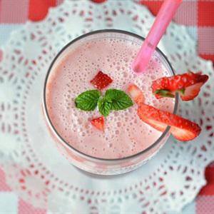 Cách làm sinh tố chuối dâu tây