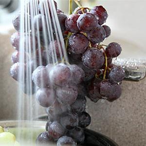 Cách làm sinh tố chuối mix bơ và nho