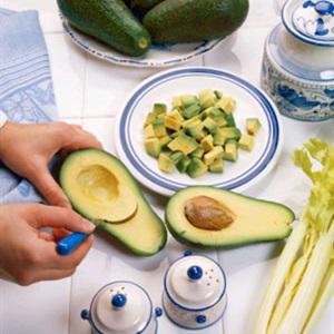 Cách làm sinh tố chuối mix bơ và nho