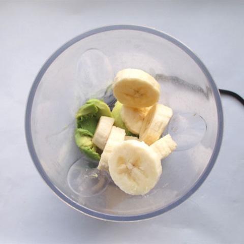Cách làm sinh tố chuối mix bơ và nho