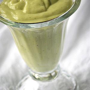 Cách làm sinh tố chuối mix bơ và nho