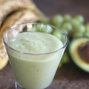 Cách làm sinh tố chuối mix bơ và nho