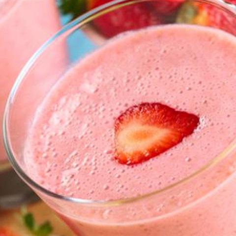 Cách làm sinh tố chuối và dâu tây