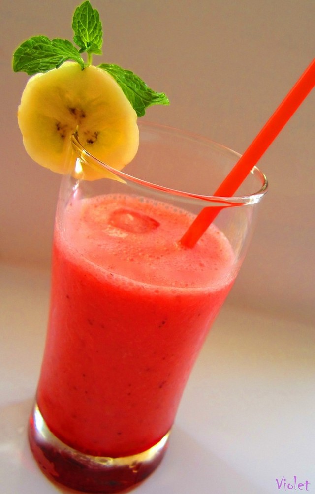 Sinh tố chuối và dâu tây