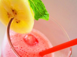 Sinh tố chuối và dâu tây