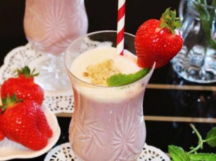 Sinh tố dâu bánh quy lạ miệng