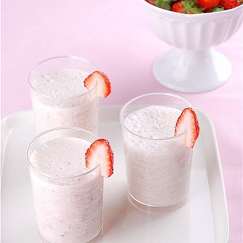 Cách làm sinh tố dâu tây chuối