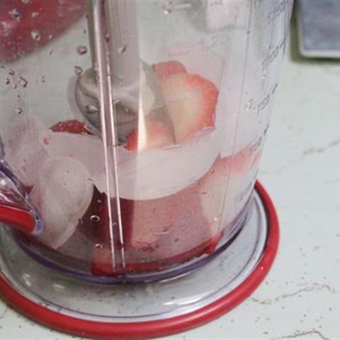 Cách làm sinh tố dâu tây và chanh