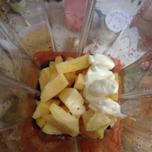 Cách làm sinh tố dâu tây và thơm