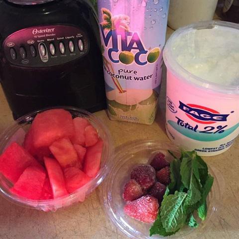 Cách làm sinh tố dưa hấu dâu tây