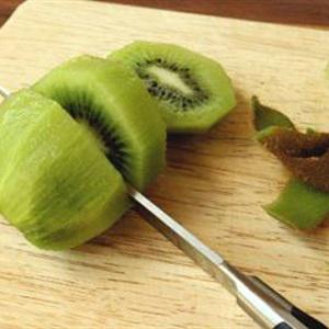 Cách làm sinh tố kiwi đào tươi