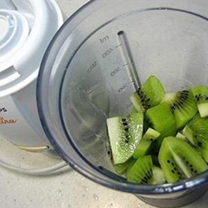 Cách làm sinh tố kiwi đào tươi