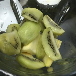 Cách làm sinh tố kiwi và táo
