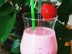 Sinh tố sữa chua dâu chuối