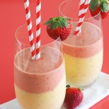 Sinh tố táo-dâu tây dễ thực hiện mùa hè