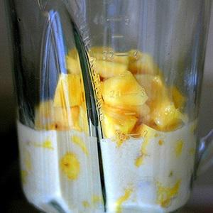 Cách làm sinh tố thơm nước dừa